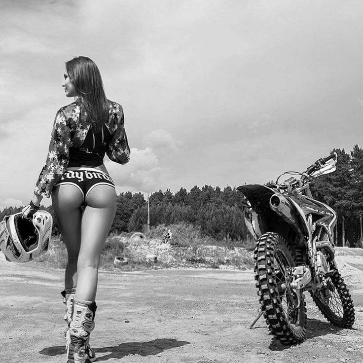 Beautiful girls and motorcycles in Yantai