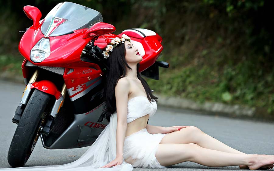 Beautiful girls and motorcycles in Yantai