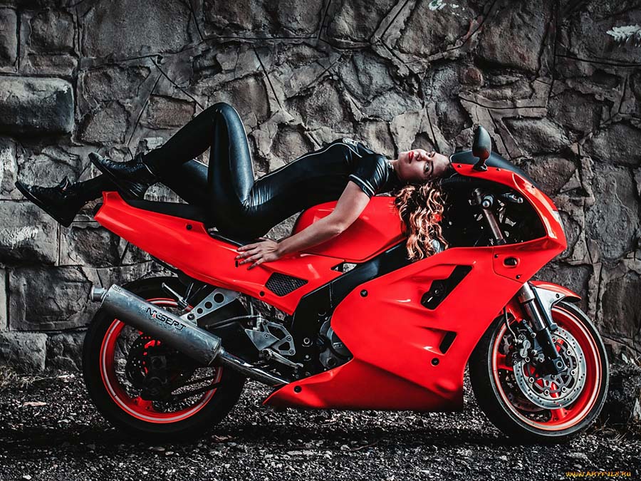 Beautiful girl Beautiful girls and motorcycles in Yantai