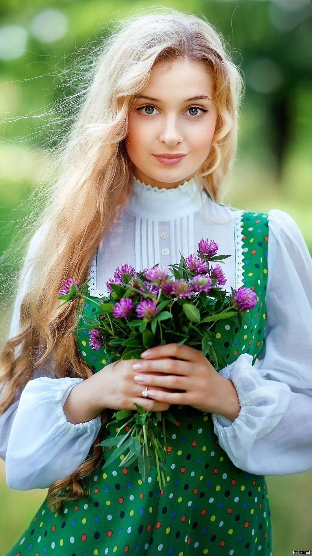 Girls in Slavic costumes in Yantai